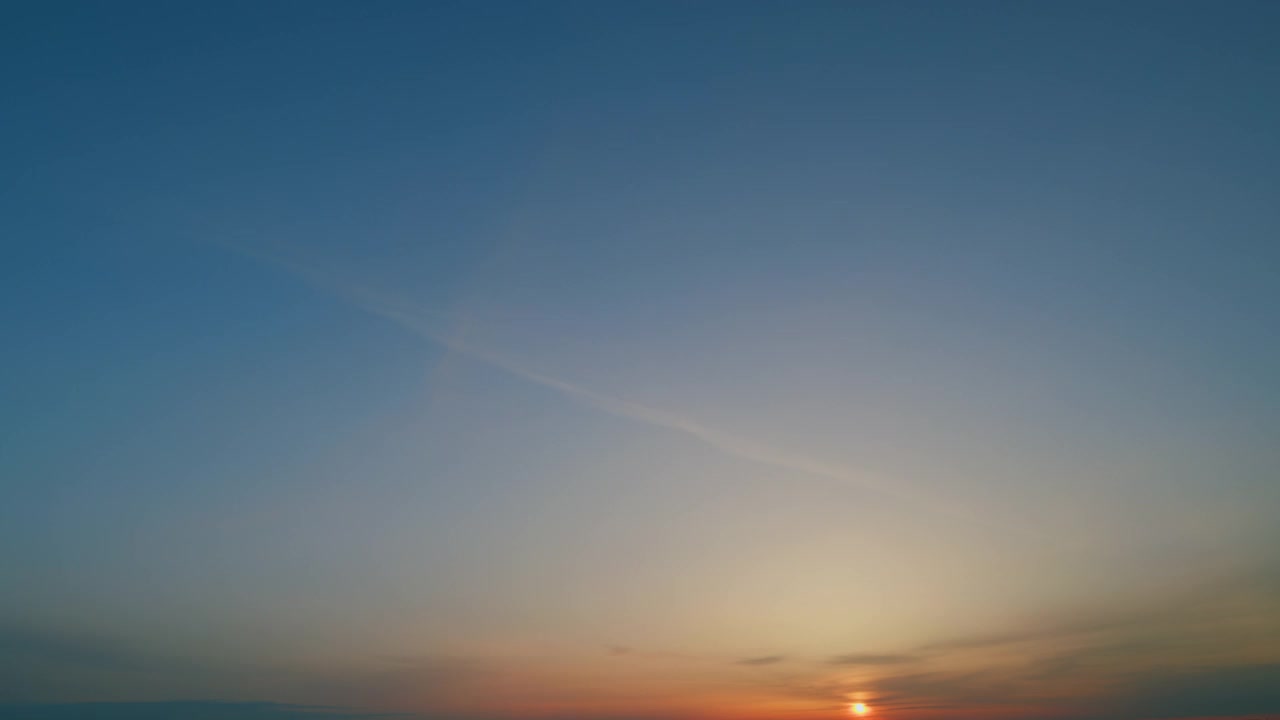 太阳从云层中升起，金色温暖的阴影。日出时五彩缤纷的云彩。时间流逝。视频素材