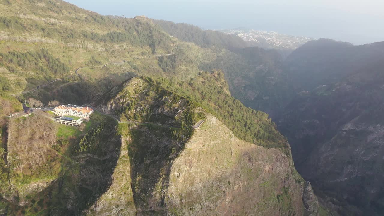 葡萄牙马德拉岛峡谷上的史诗级鸟瞰图。由于气候的原因，这里的树长得很好。视频素材