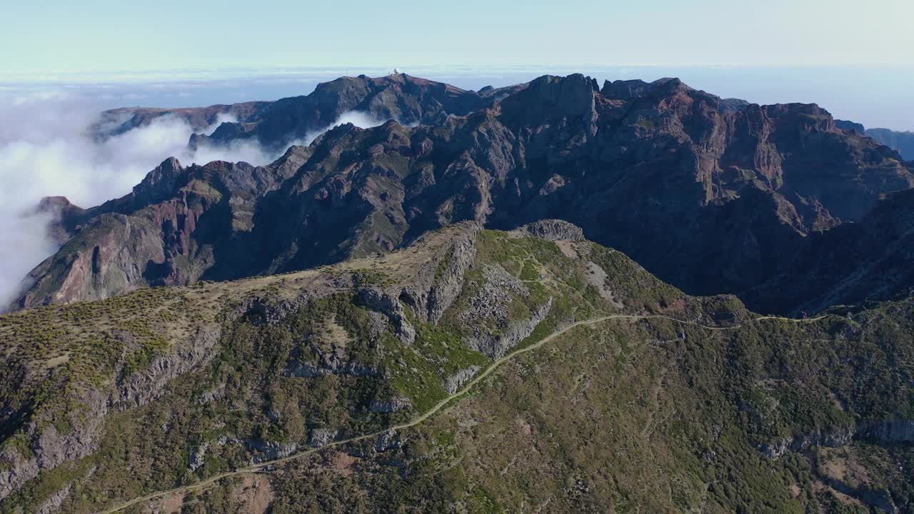 马德拉岛最高的山之一Pico do Ruivo周围的壮丽鸟瞰图。视频素材