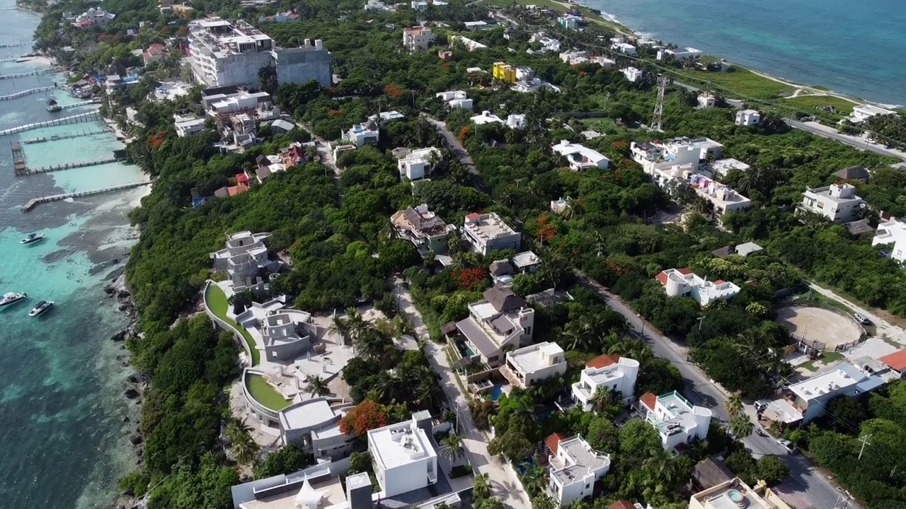 白天，美丽的无人机在墨西哥金塔纳罗奥岛的Isla Mujeres岛南部的房屋上空拍摄。视频素材