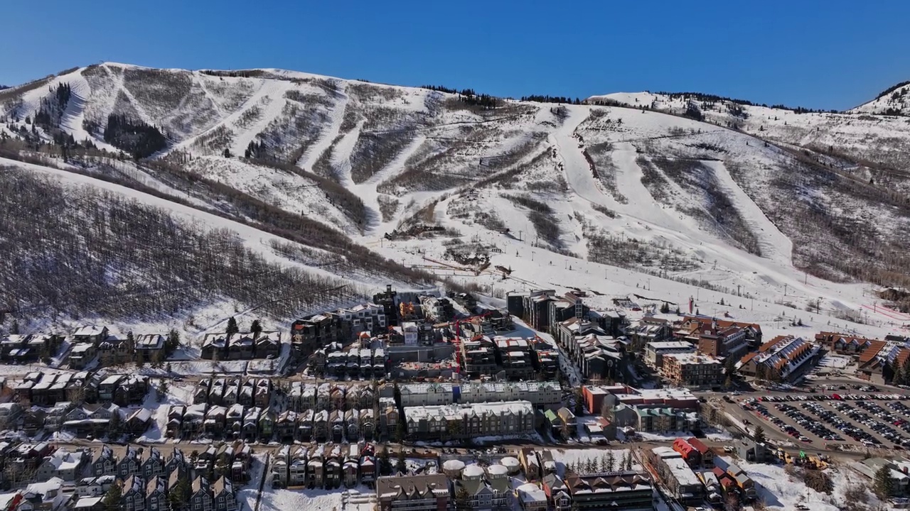 犹他州帕克城空中v1在繁忙的冬季飞越市中心社区，捕捉滑雪场和上坡升降机上滑雪人群的活动-用Mavic 3 Cine拍摄- 2022年2月视频素材