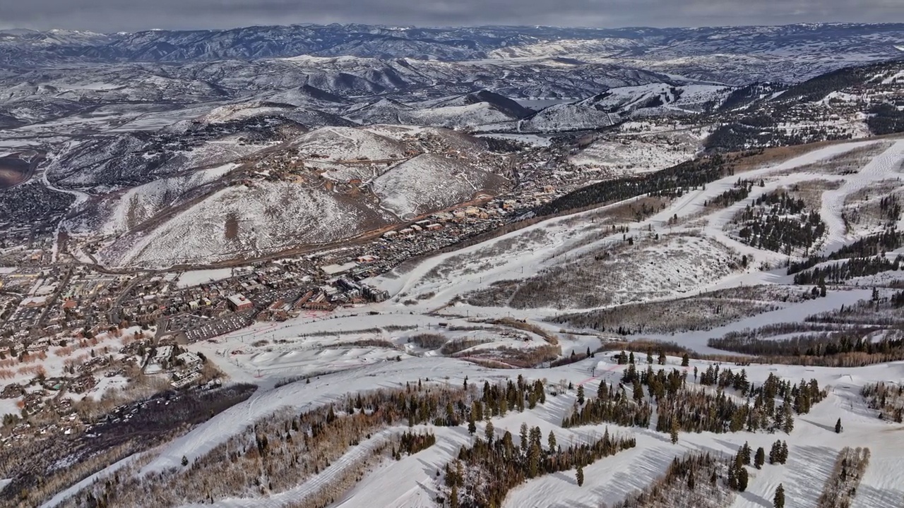 犹他州帕克城航空v55壮观的雪域地形景观视图，无人机平移天桥滑雪山坡捕捉美丽的山脉和高地城镇景观-拍摄与Mavic 3电影- 2022年2月视频素材