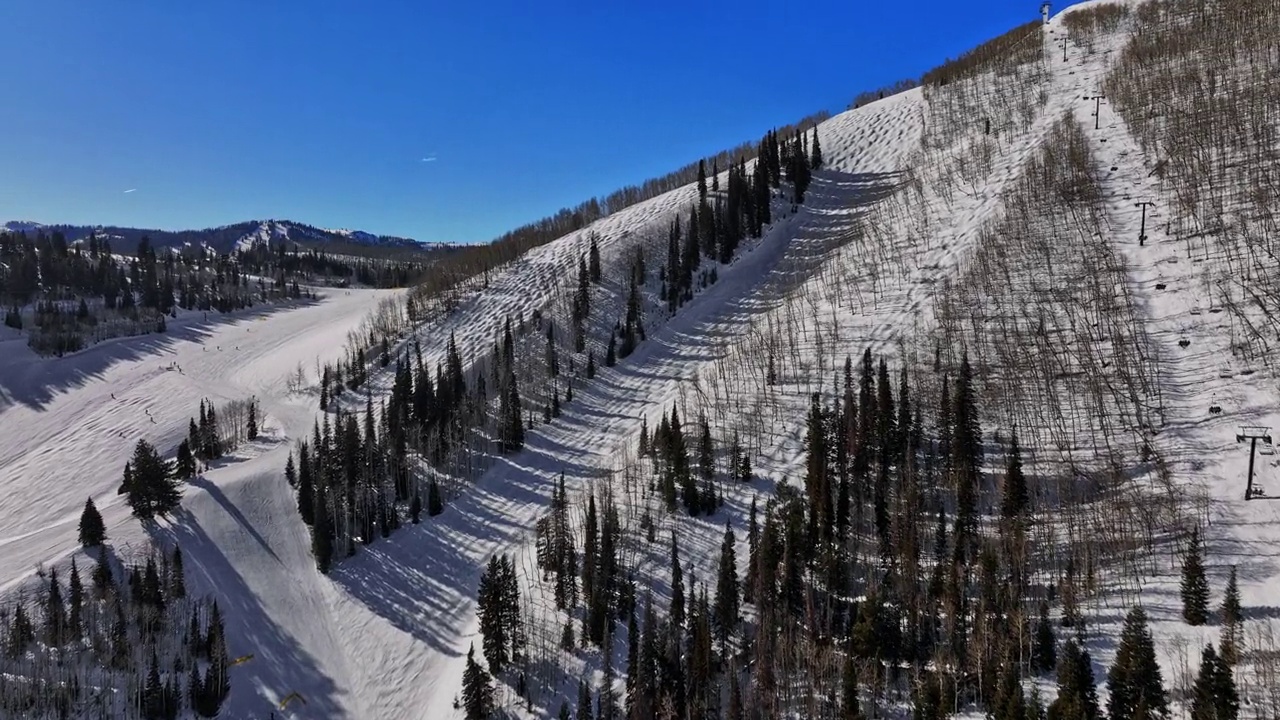 犹他州帕克城空中v56天桥白山地形和向上的索道捕捉滑雪斜坡和白天美丽的冬季山景-用Mavic 3 Cine拍摄- 2022年2月视频素材