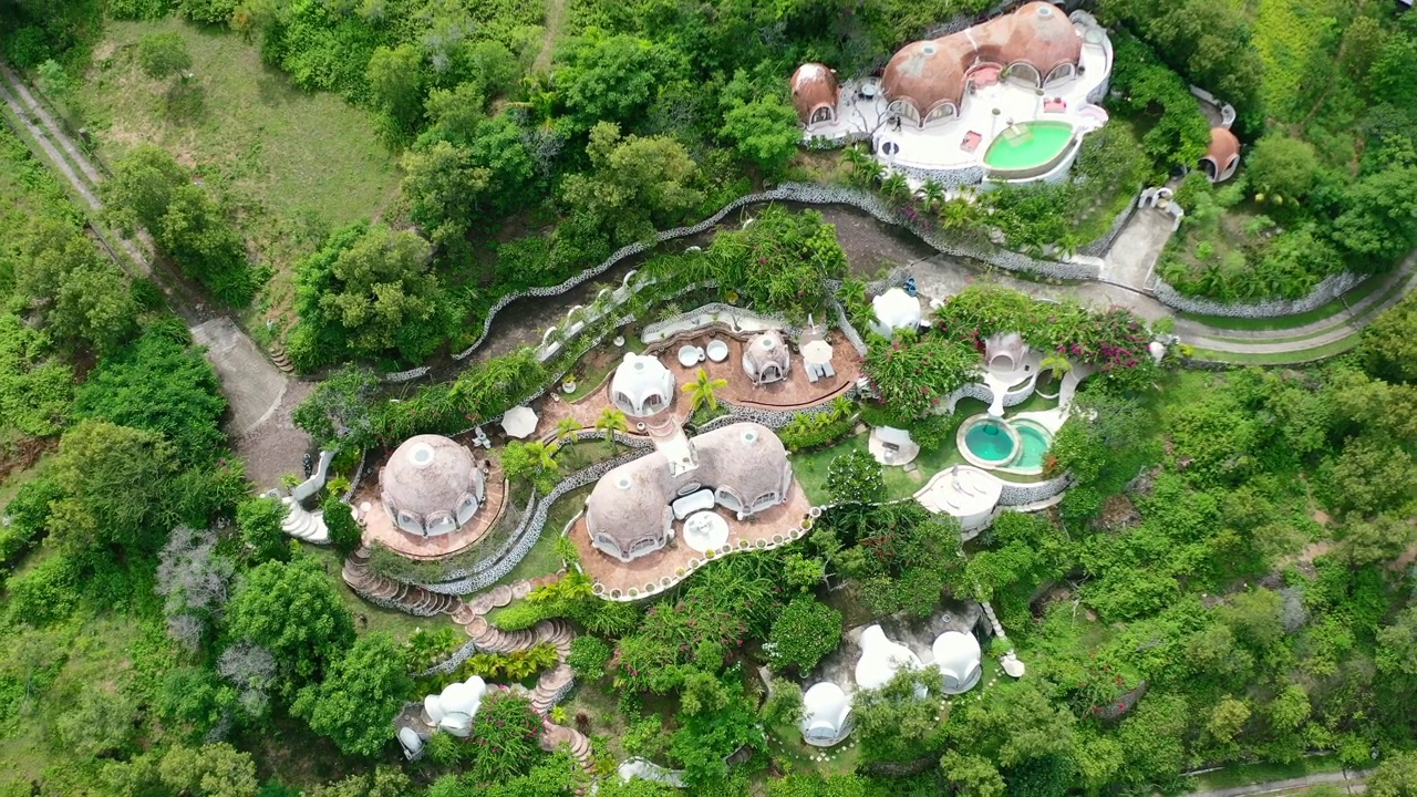 乡村山区梦幻梦幻圆顶别墅的空中俯瞰视频素材