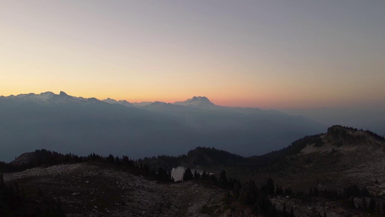 美丽的日落在Brew山与反射湖松树和落基山景观在加拿大-空中无人机拍摄4K视频素材