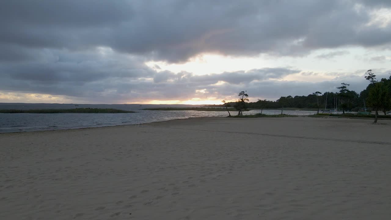 无人机拍摄的日落在法国西南部的海滩上。鸟瞰海滩，旅行和旅游与一些冒险。视频素材