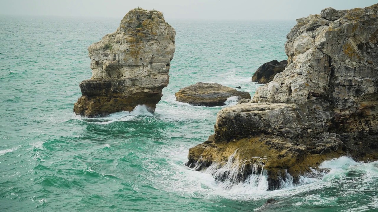 海浪撞击岩石悬崖海景天堂黑海保加利亚的慢镜头视频素材