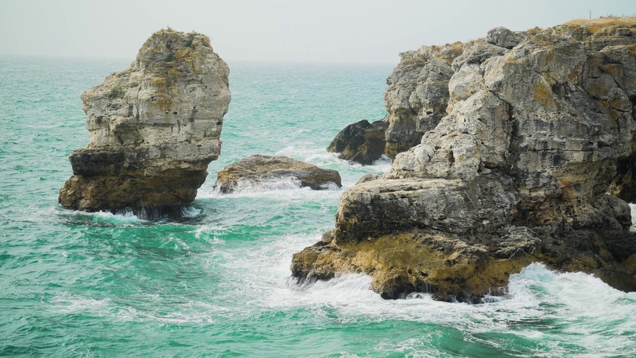 岩石海景与原始海洋水波，保加利亚黑海旅游目的地视频素材