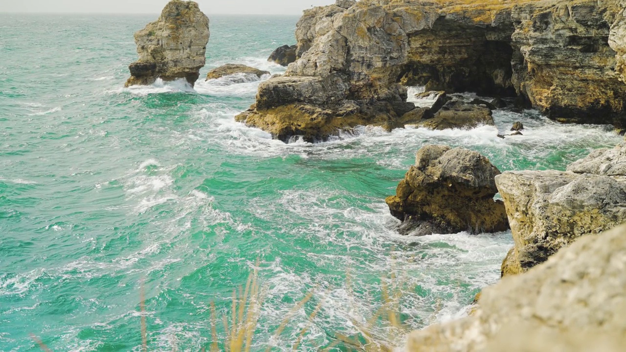 保加利亚欧洲黑海的岩石悬崖拱门和地质侵蚀形成的风景视频素材