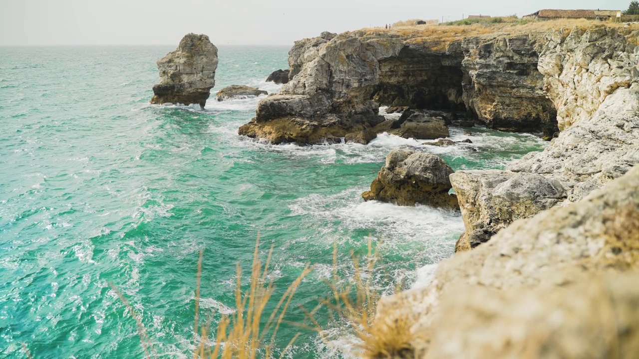 悬崖海景岩石形成与原始海洋黑海海水在保加利亚视频素材