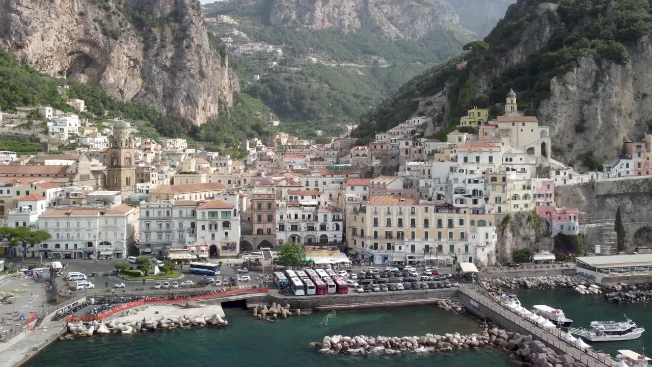 夏季阿马尔菲海岸线和天际线的鸟瞰图视频素材