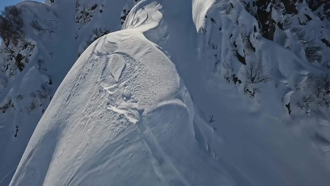 Fpv无人机海拔山度假村风景如画，人们骑着滑雪板滑雪视频素材