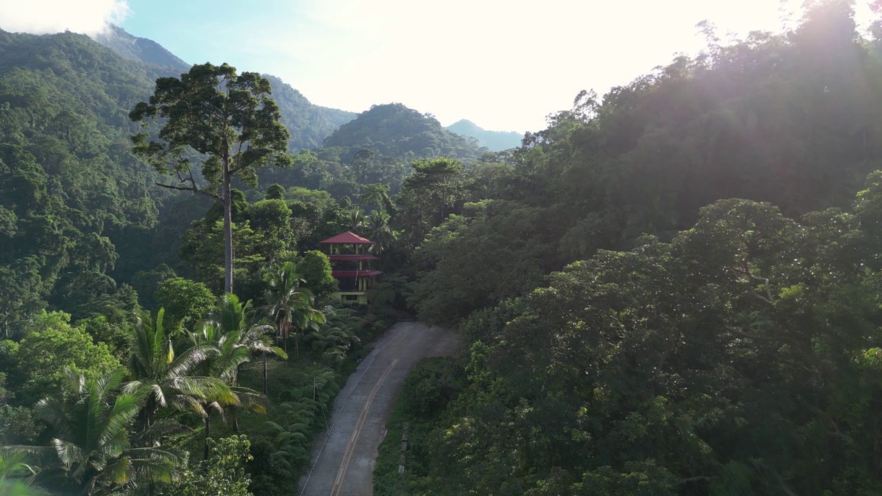 鸟瞰风景如画的咖啡馆在热带雨林的山上。视频素材