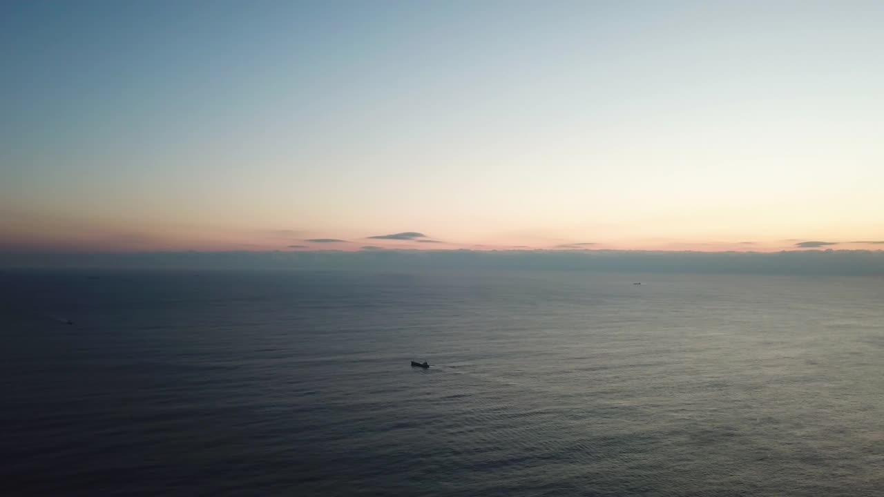 自然风景-海边的日出和清晨的货船/釜山海云台区，韩国视频素材