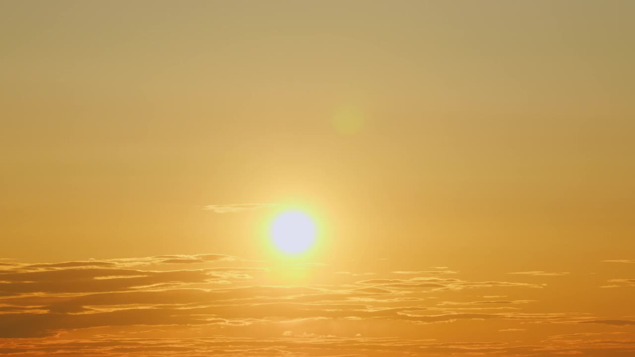 日落时分明亮的夜空的纹理。在燃烧的黎明云层的背景。间隔拍摄。视频素材