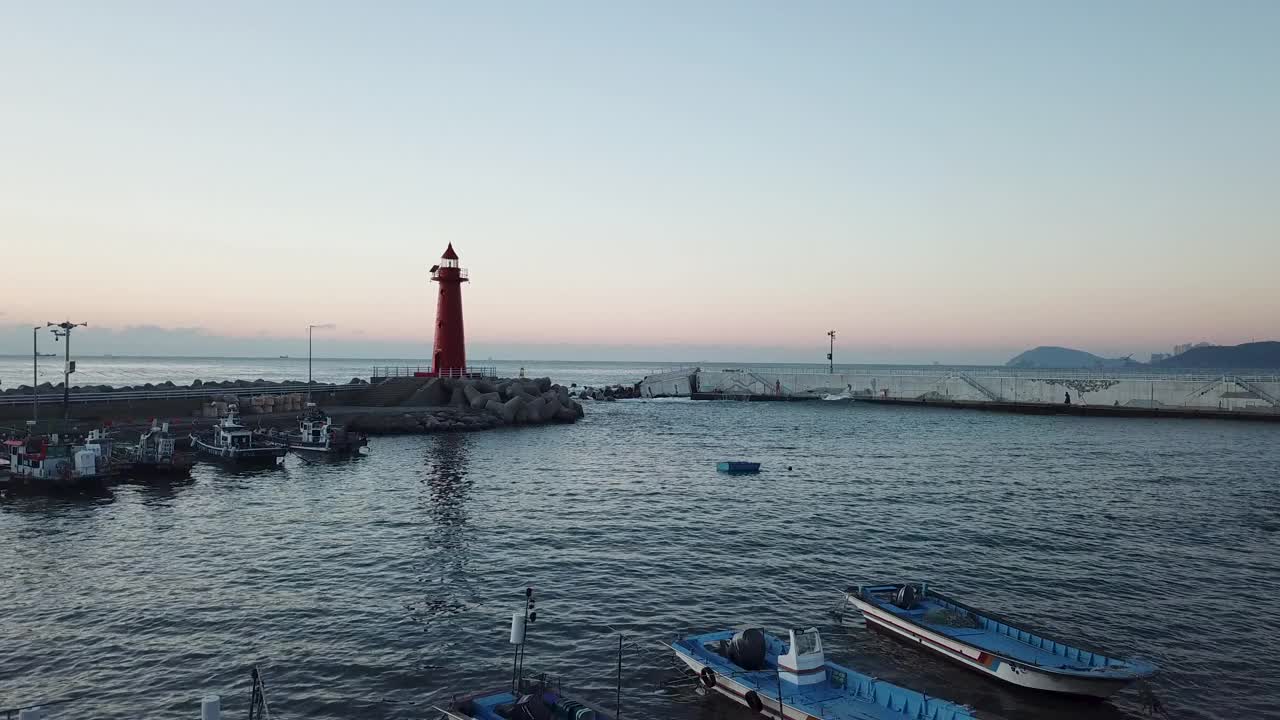 自然风景-日出附近的清沙港，大海，灯塔，码头，浮标和渔船在黎明和早晨/海云台区，釜山，韩国视频素材