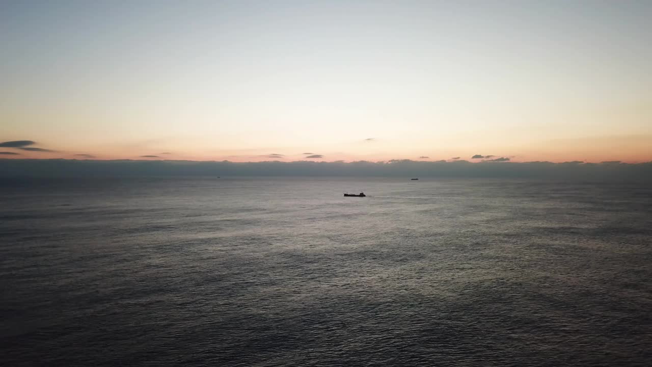 自然风景-海边的日出和清晨的货船/釜山海云台区，韩国视频素材