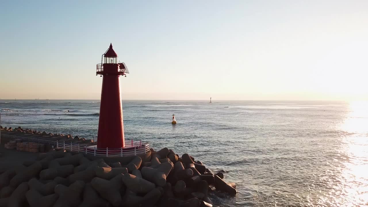 自然风景-日出附近的清沙港，大海，灯塔，码头，浮标和渔船在黎明和早晨/海云台区，釜山，韩国视频素材