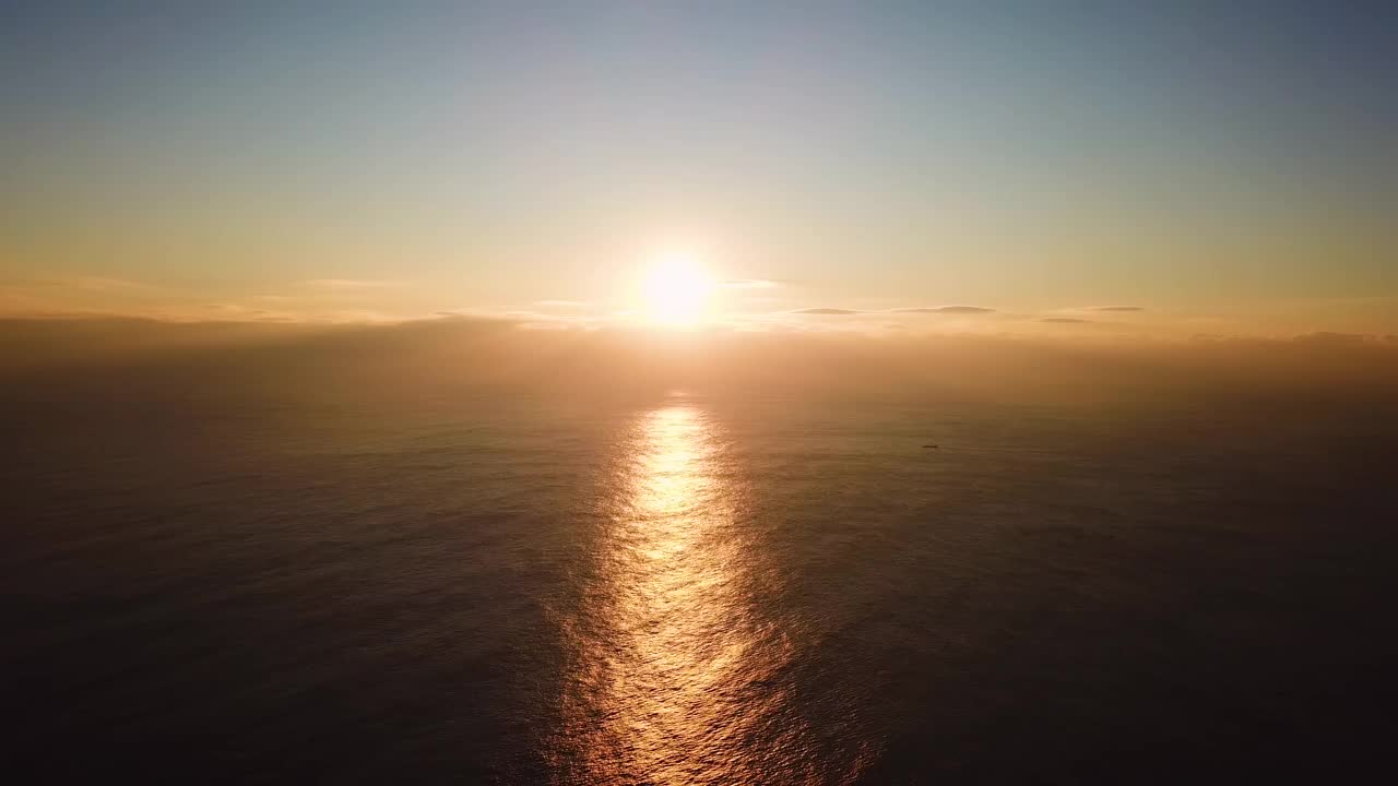 自然风景-海边的日出，云雾，黎明和早晨的太阳和货船/釜山海云台区，韩国视频素材