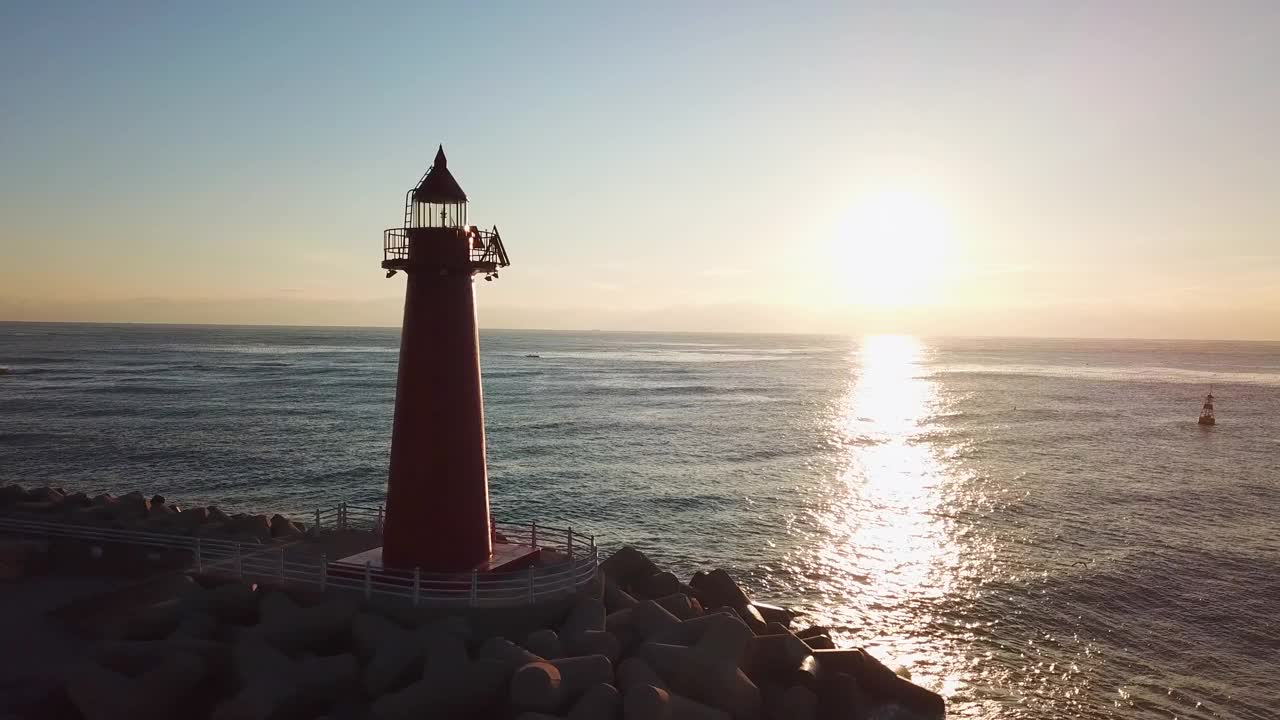 自然风景-日出附近的清沙港，大海，灯塔，码头，浮标和渔船在黎明和早晨/海云台区，釜山，韩国视频素材