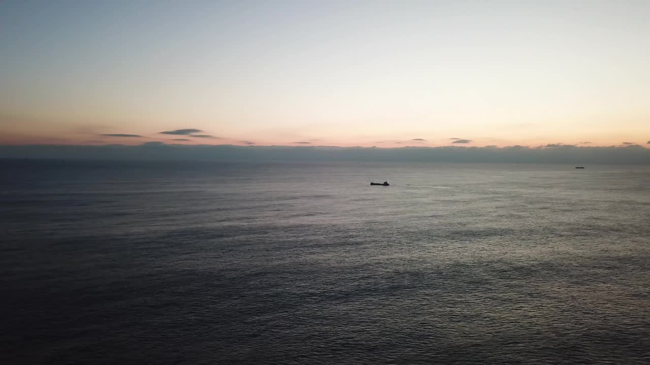 自然风景-海边的日出和清晨的货船/釜山海云台区，韩国视频素材