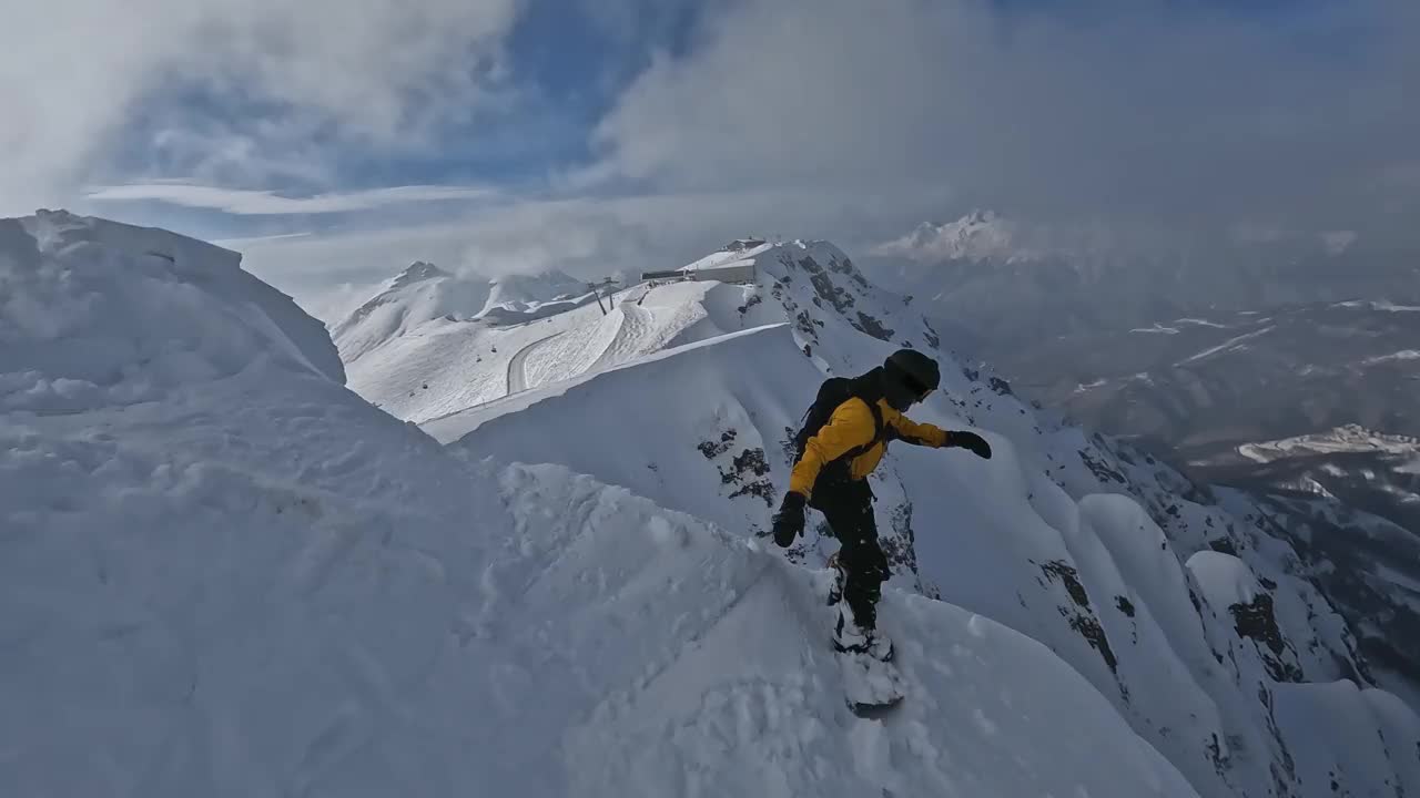 Fpv无人机跟随周围的人骑滑雪板自由骑行把戏岭山视频素材