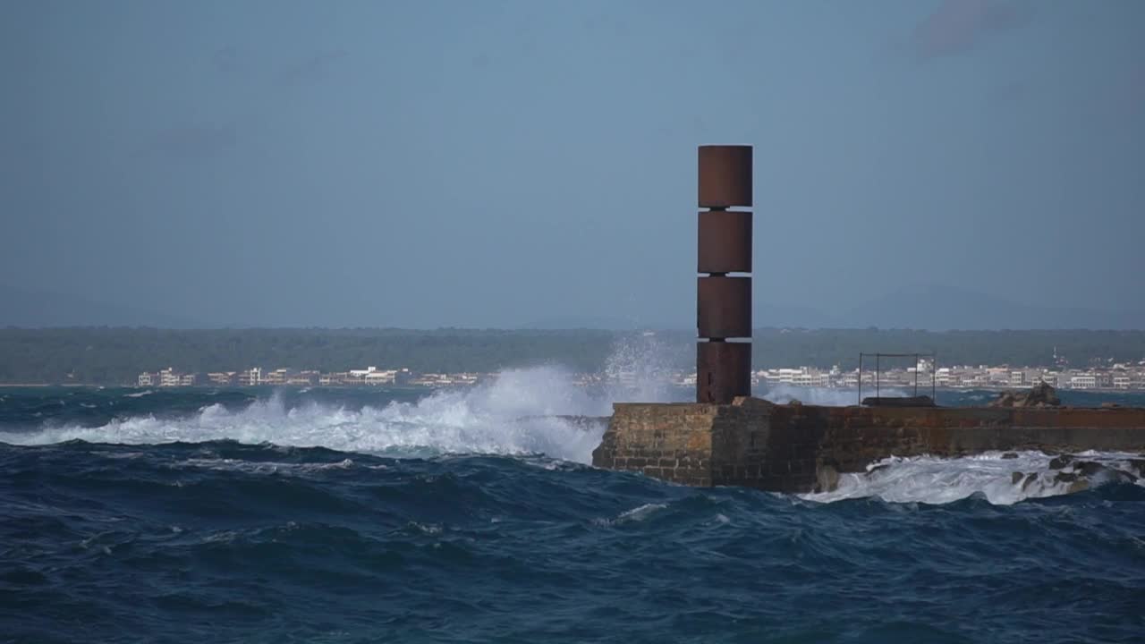 一场海洋风暴开始了海浪拍打着海岸线上生锈的铁结构视频下载