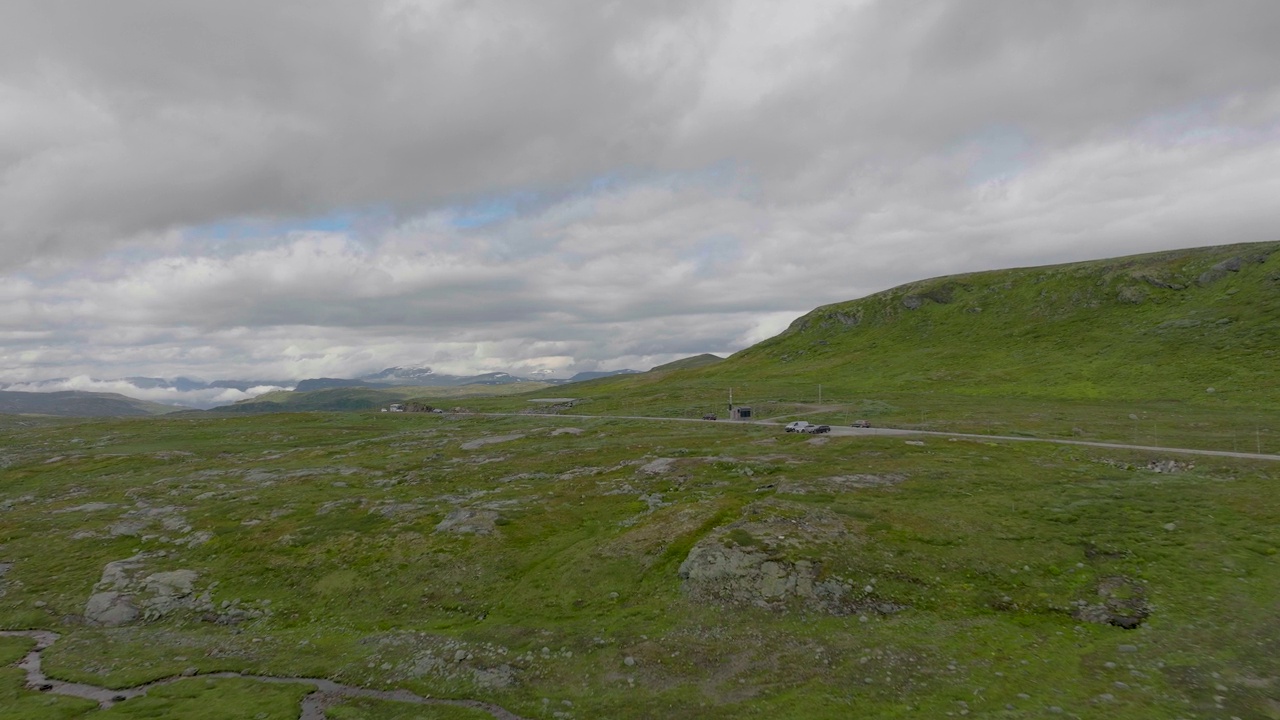 挪威Hardanger高原的绿色景观，道路贯穿;无人机视频素材