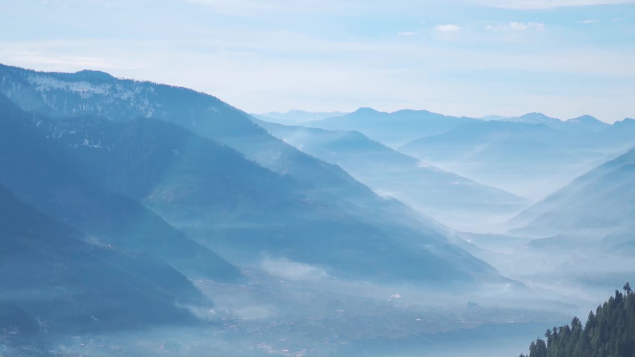 在印度喜马偕尔邦马纳里附近的Rani Sui徒步旅行期间，从山上看到的大雾山层。自然的山地背景。喜马拉雅山在清晨被雾笼罩。视频素材