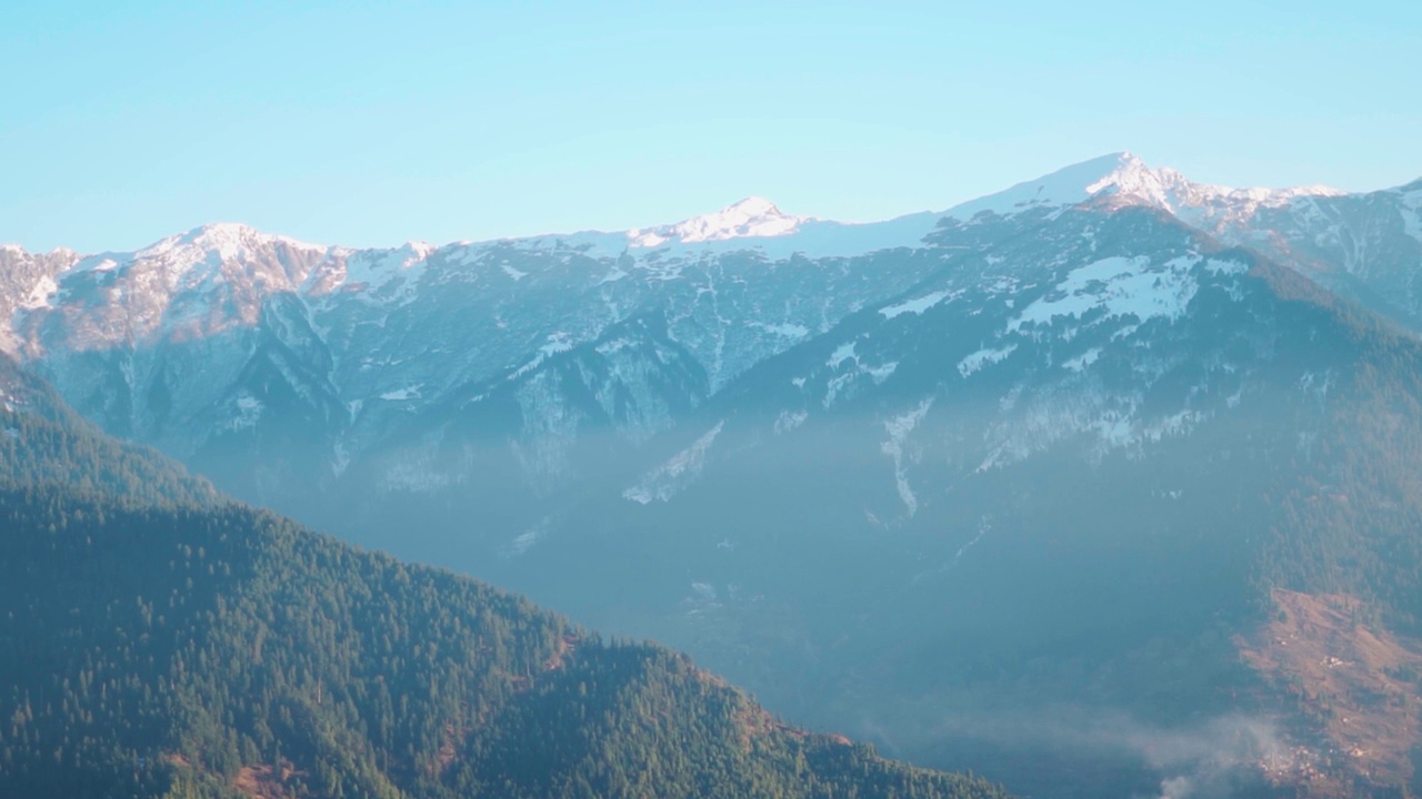 在冬季，印度喜马偕尔邦的马纳里，积雪覆盖的山顶。雪后被雪覆盖的山峰。自然背景与复制空间。视频素材