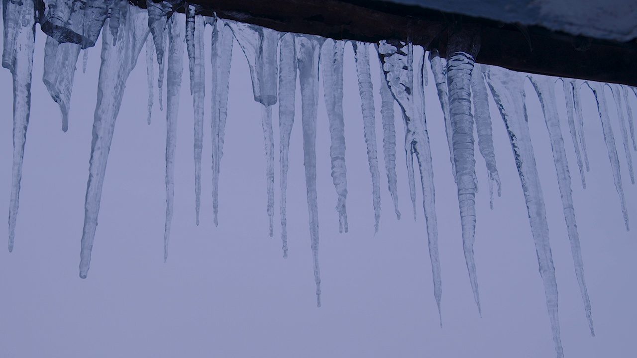 巨大的冰柱和雪从屋顶上落下视频下载