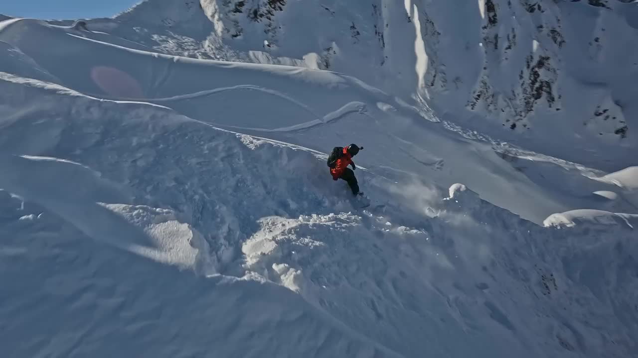 专业单板滑雪骑手自由骑行山脊雪水坡极限视频素材