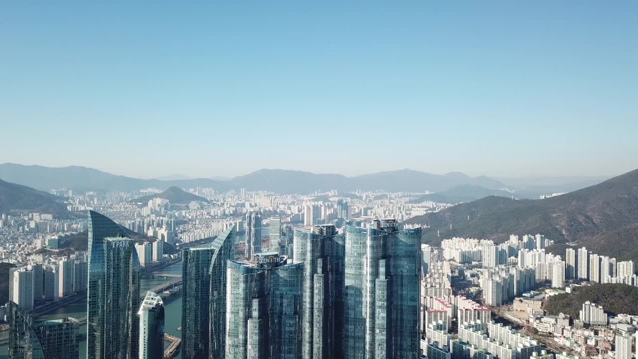 韩国釜山，水映江附近的市中心区，海洋城，Centum城，白天的摩天大楼和多功能公寓/水映区海云台区视频素材