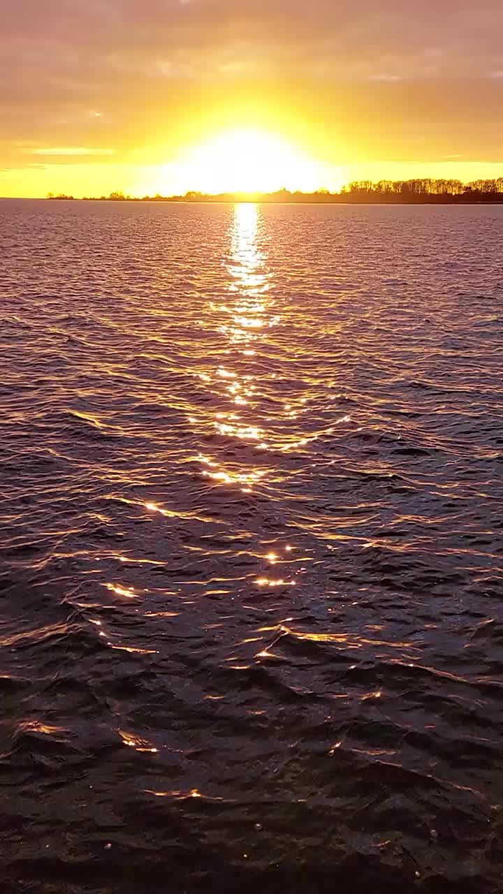 五彩缤纷的夕阳映在水中视频素材