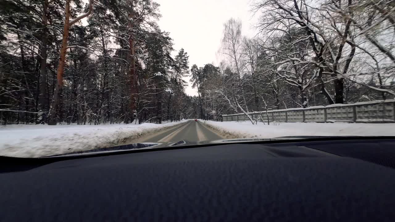 冬天开车。有雪的乡间小路。3840x2160 4k视频片段视频素材