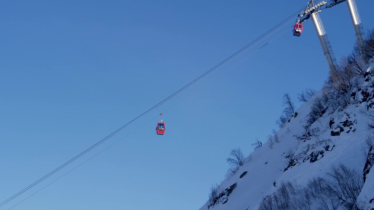 缆车将滑雪者带到雪山的山峰上视频素材