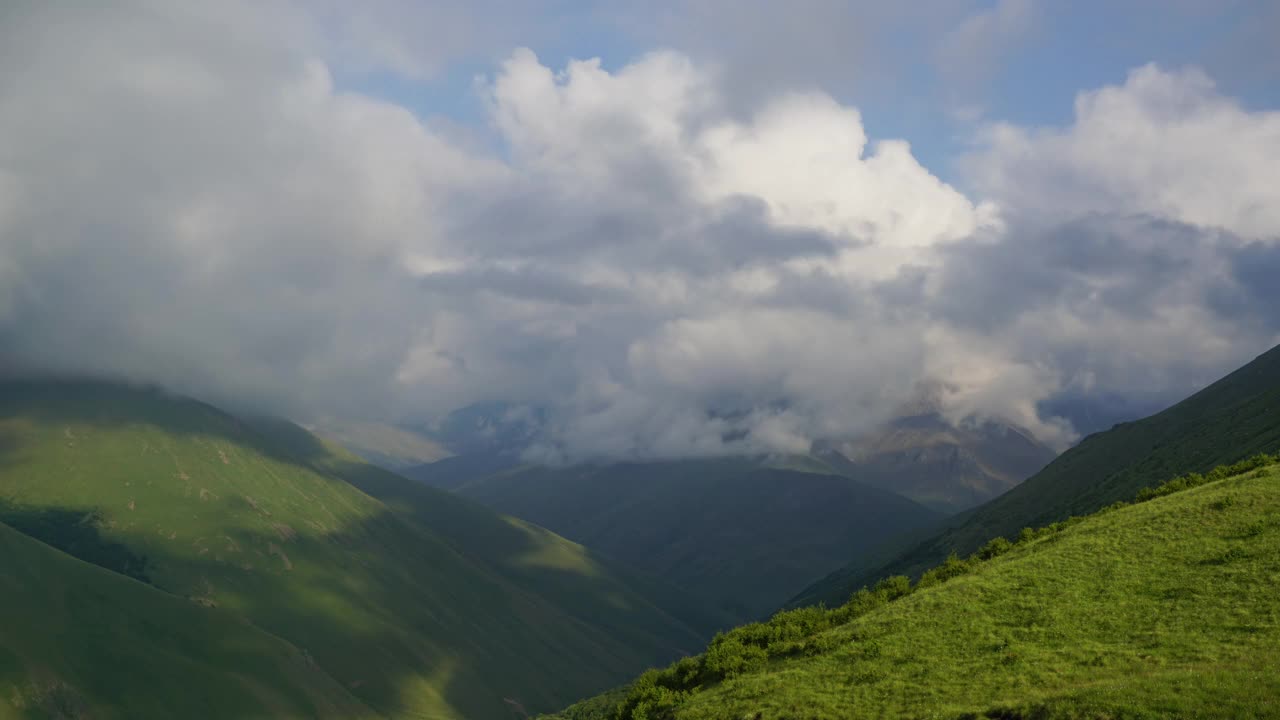 黄昏的山和云视频素材