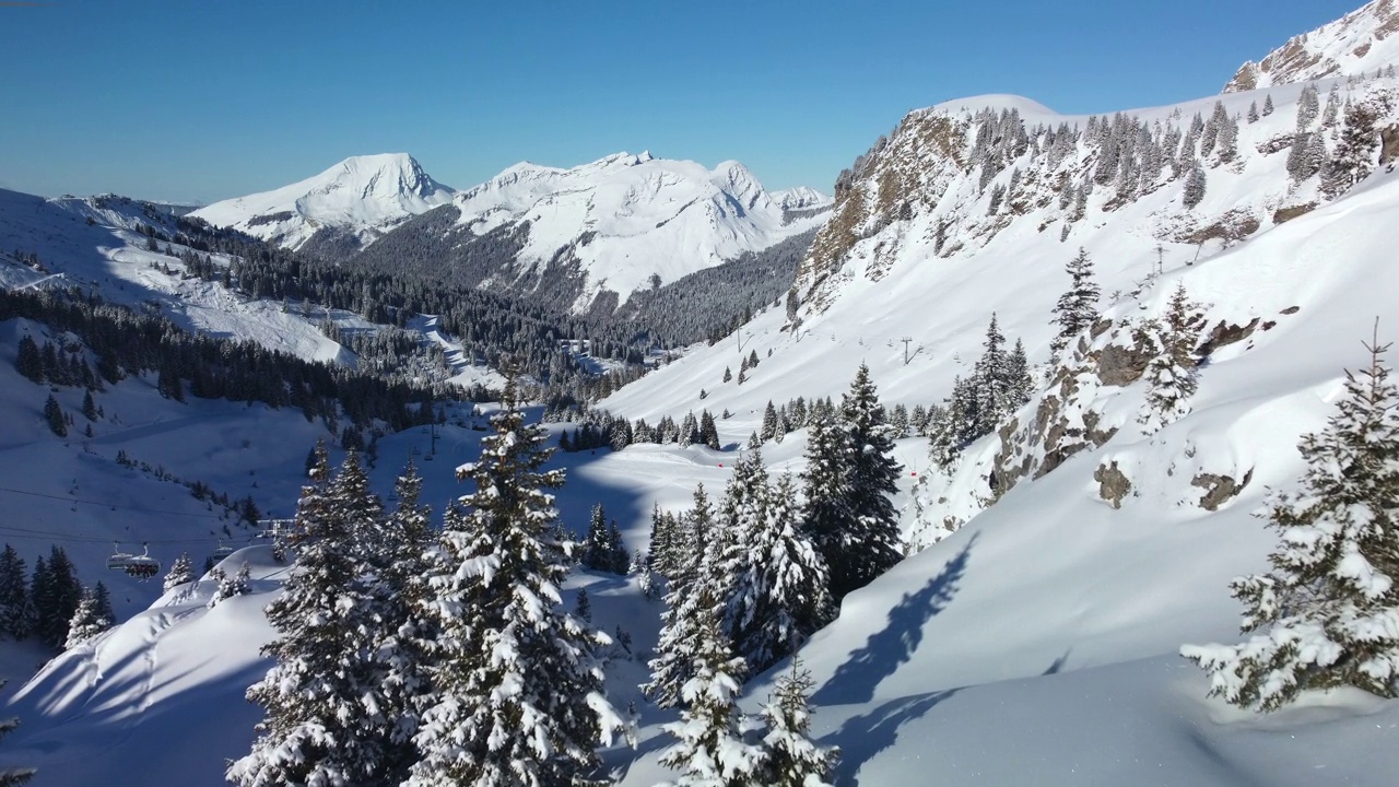 低立交桥穿过阿沃里亚兹滑雪胜地的乡间，法国阿尔卑斯山通往整洁的滑雪道。视频素材