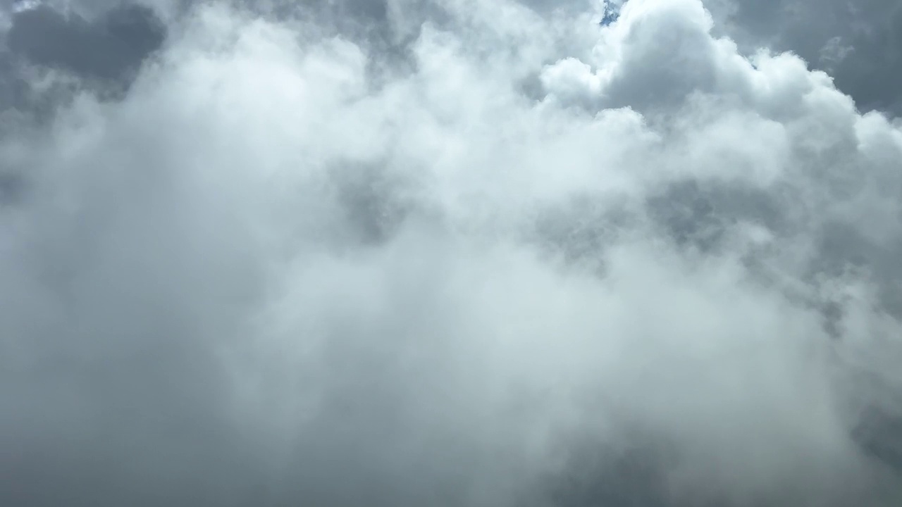 独家拍摄的喷气式飞机驾驶舱飞过暴风雨的云层。4k 60帧。飞行员的观点。视频素材