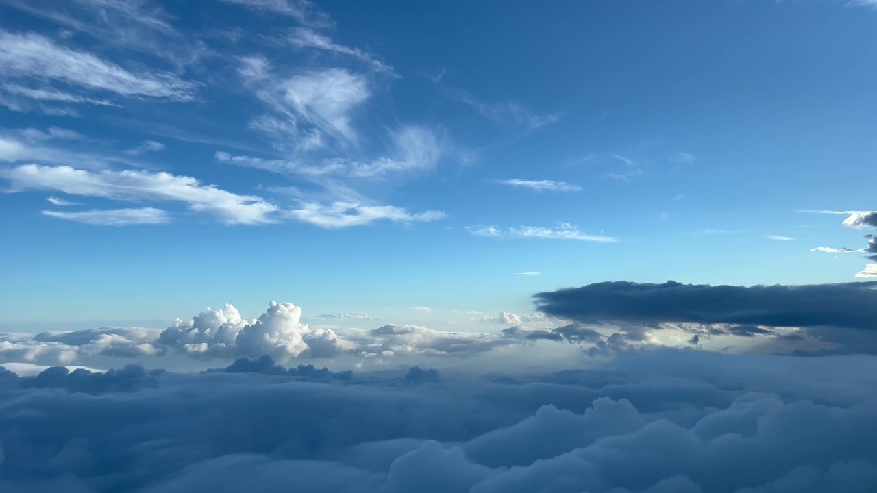 日落前，从飞机驾驶舱俯瞰汹涌的天空，令人叹为观止。飞行员在10000米高空的视角。4k 60帧。视频素材