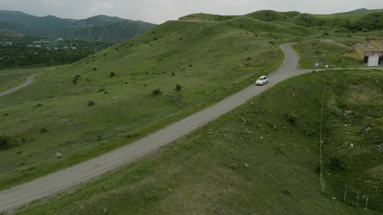 白色SUV汽车行驶在乡村道路在佐治亚州农村在白天。空中视频素材