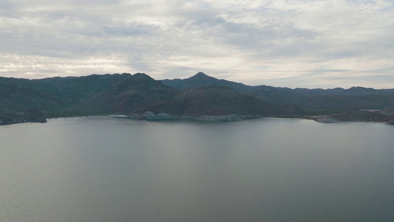 美丽的下加利福尼亚海岸线，建立空中复制空间视频素材