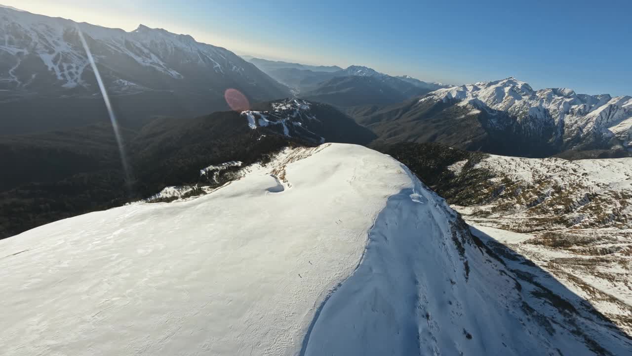 山阳坡组滑雪骑干净雪电影岩石山谷鸟瞰全景视频素材