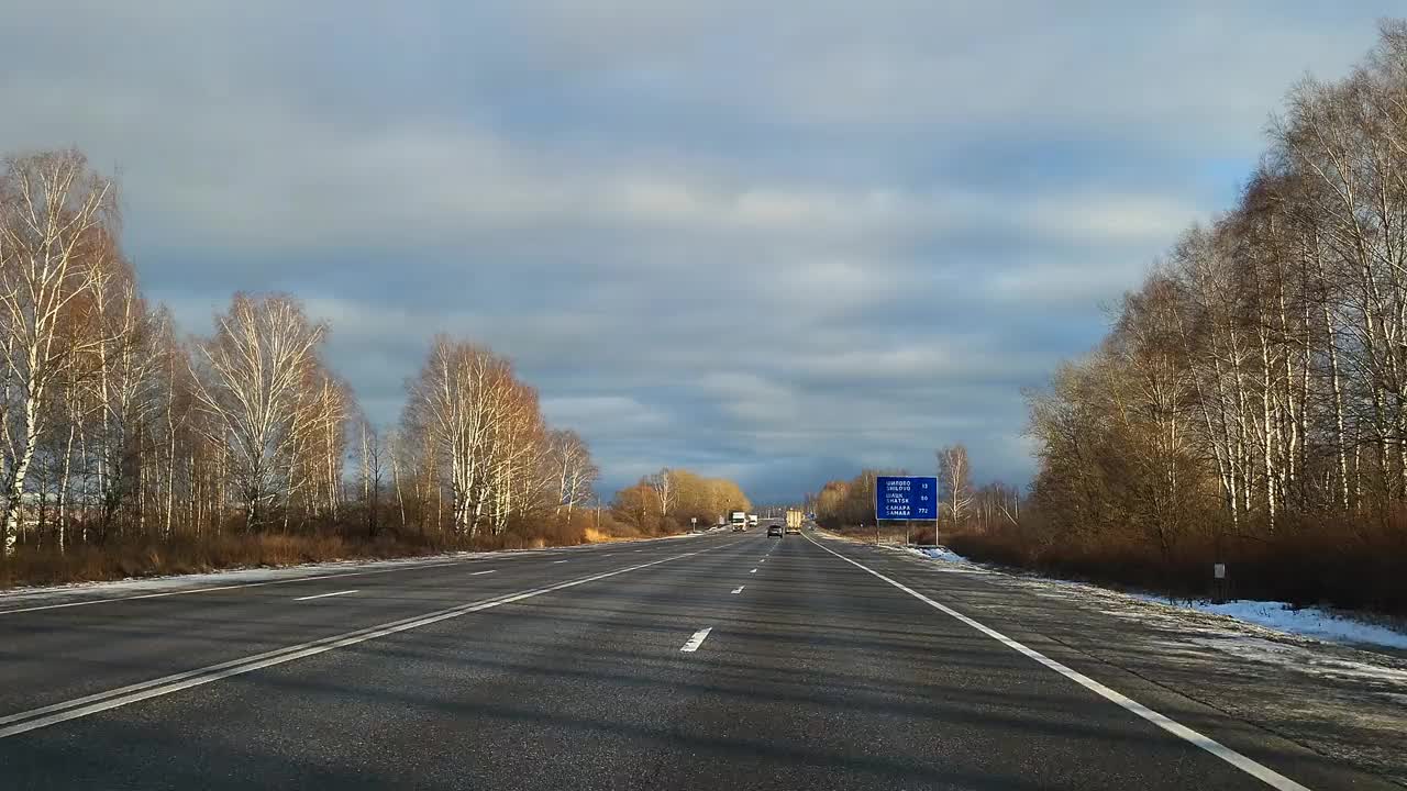 从一辆行驶中的汽车的窗户看高速公路视频素材