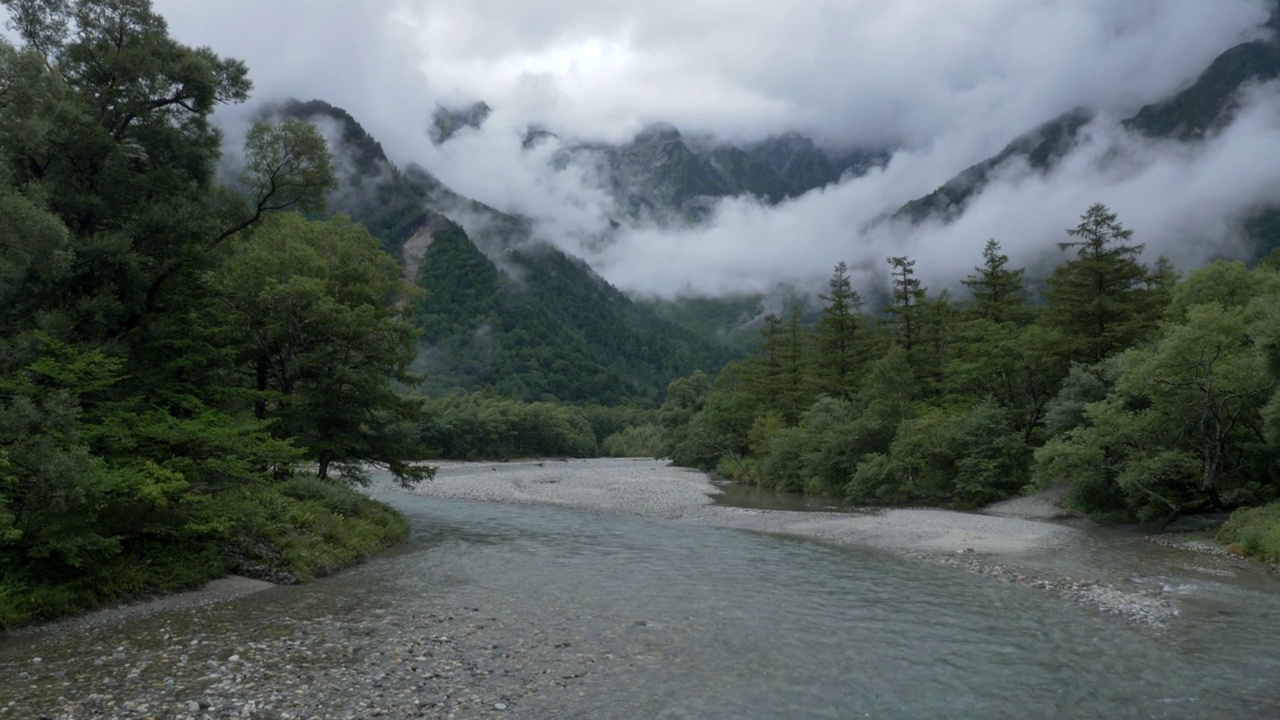 日本上口市的长野河和山视频素材