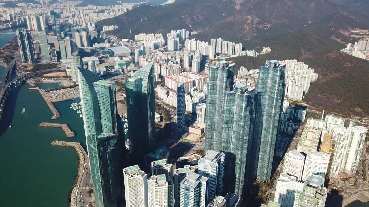 韩国釜山，水映江、海洋城、Centum城、广岱桥、奥林匹克游艇中心、摩天大楼和白天的多功能公寓/水映区海云台区视频素材