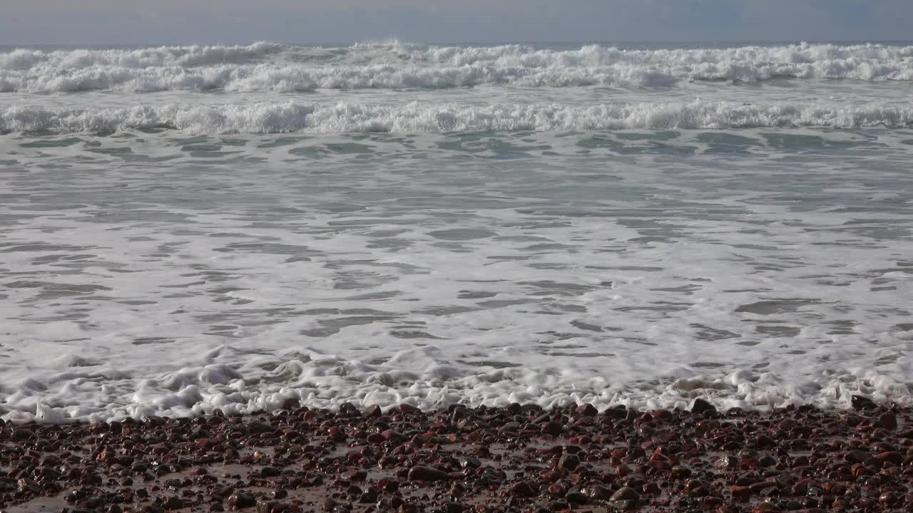 大西洋海滩上的巨浪视频素材