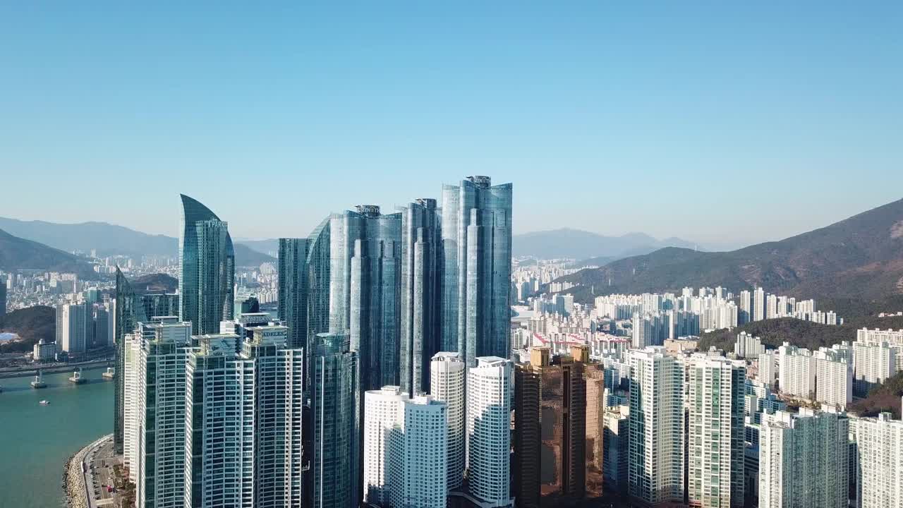 韩国釜山，水映江附近的市中心区，海洋城，白天的摩天大楼和多功能公寓楼/海云台区，水映区，韩国视频素材