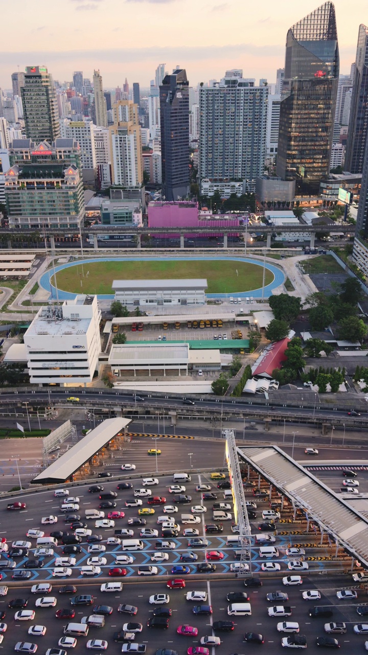 泰国曼谷CBD的ratchada高速公路和rama 9区首都makkasan的空中日落风景视频素材