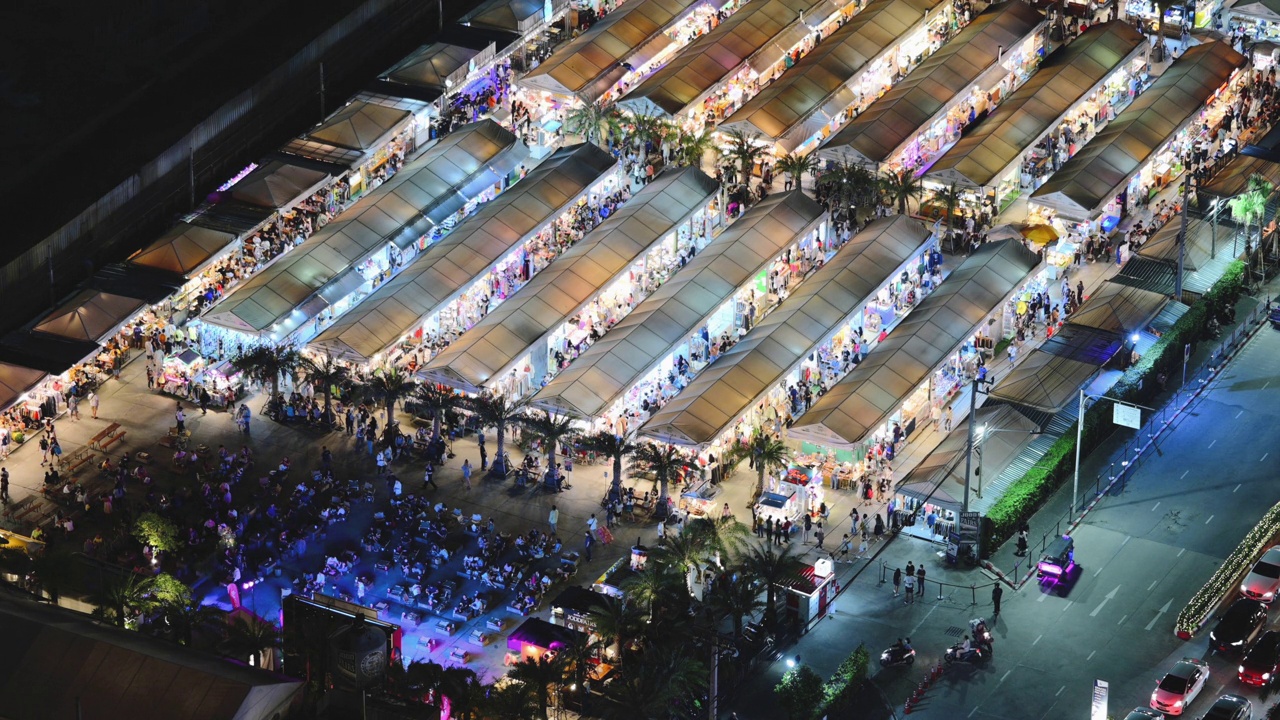 泰国曼谷夜市的橱窗购物时间视频素材